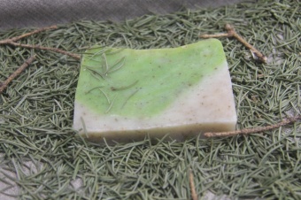 Алтайское мыло "Можжевельник" выводит токсины из кожи и улучшает кровообращение кожи